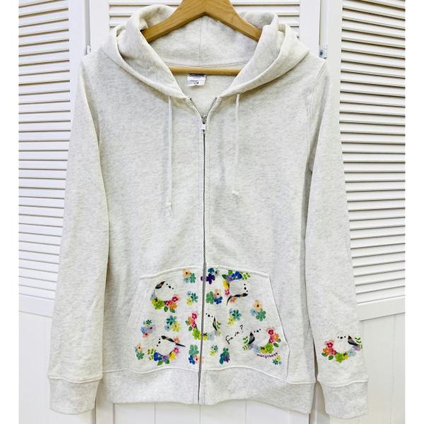お花とシマエナガが描かれたボタニカルな雰囲気の大人かわいいジップパーカー♪ポケット部分以外にもフードやお袖にもプリントが入っています♪シマエナガちゃん尽くしでかわいいです☆いつでもシマエナガちゃんと一緒にいられるパーカーです♪SizeMサイ...