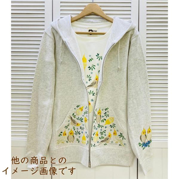 ナチュラルな植物とオカメインコが描かれたボタニカルな雰囲気の大人かわいいジップパーカーです♪ポケット部分以外にもフードやお袖にもプリントが入っています♪フードや袖口にもプリントがあると肩や袖にとりさんがとまっているみたい♪いつでもオカメちゃ...