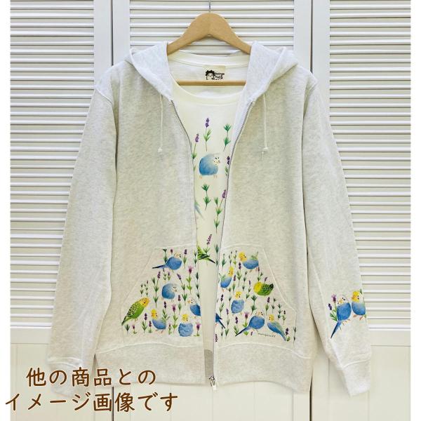 ラベンダーとセキセイインコが描かれたボタニカルな雰囲気の大人かわいいジップパーカー♪ポケット部分以外にもフードやお袖にもプリントが入っています♪フードや袖口にもプリントがあると肩や袖にとりさんがとまっているみたい♪いつでもセキセイちゃんと一...