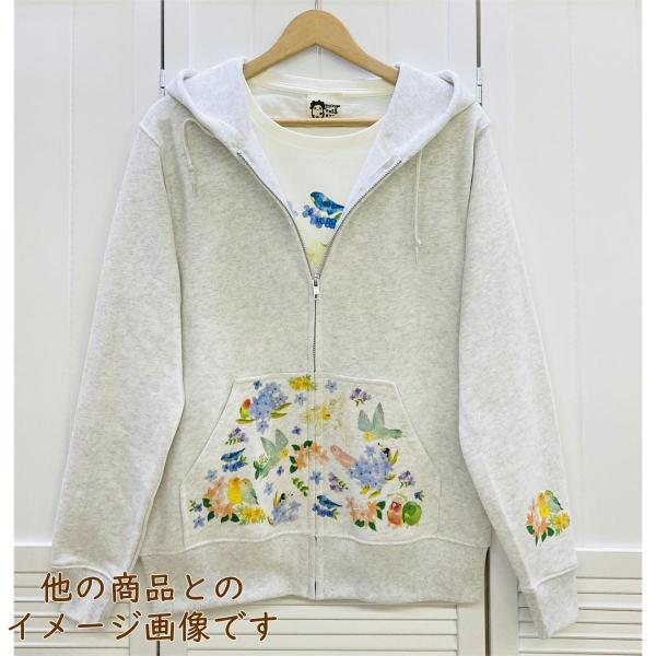 ふんわり優しい色使いがボタニカルな雰囲気の大人かわいいジップパーカーです♪ポケット部分以外にもフードやお袖にもプリントが入っています♪フードや袖口にもプリントがあると肩や袖にとりさんがとまっているみたいですね♪いつでもことりさんと一緒にいら...