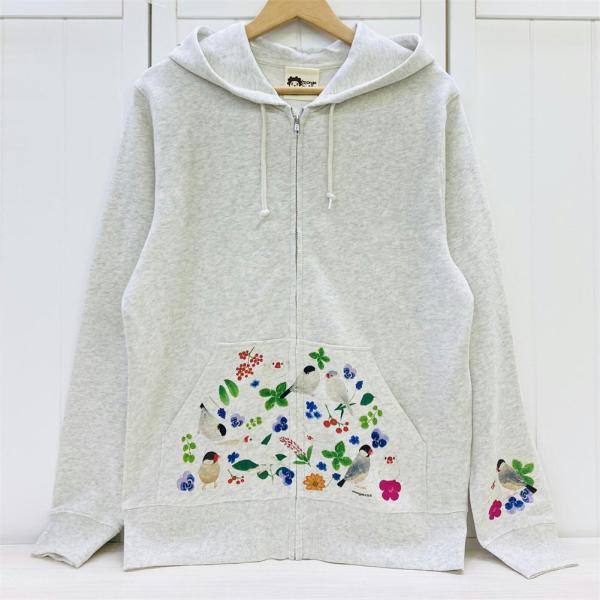 ナチュラルな植物と文鳥さんが描かれたボタニカルな雰囲気の大人かわいいジップパーカーです♪ポケット部分以外にもフードやお袖にもプリントが入っています♪お袖やフードにも文鳥さんがちょこんと乗って文鳥さん尽くしでかわいいです☆いつでも文鳥さんと一...