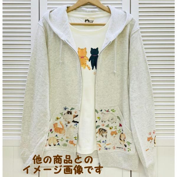 お花と葉っぱと猫ちゃんが描かれたボタニカルテイストのかわいいジップパーカー♪ポケット部分以外にもフードやお袖にもプリントが入っています♪トラキジトラペルシャシャムネコちゃん達がたくさんいてあったかそうですね♪♪いつでも猫ちゃちゃんたちと一緒...