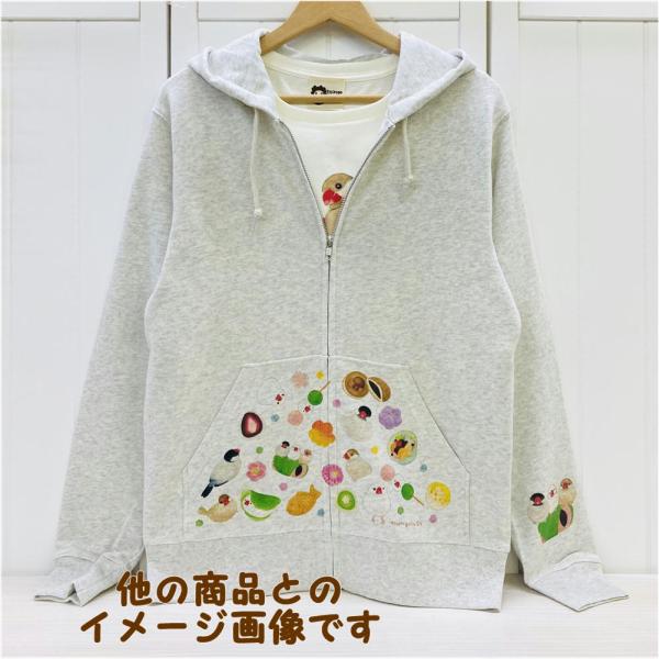 苺大福やたい焼きなどの和菓子と文鳥さんが描かれた美味しそうでかわいいジップパーカーです♪ポケット部分以外にもフードやお袖にもプリントが入っています♪お袖にもフードにも文鳥さんと和菓子がちょこんと乗っている文鳥さん尽くしかわいいパーカーです☆...