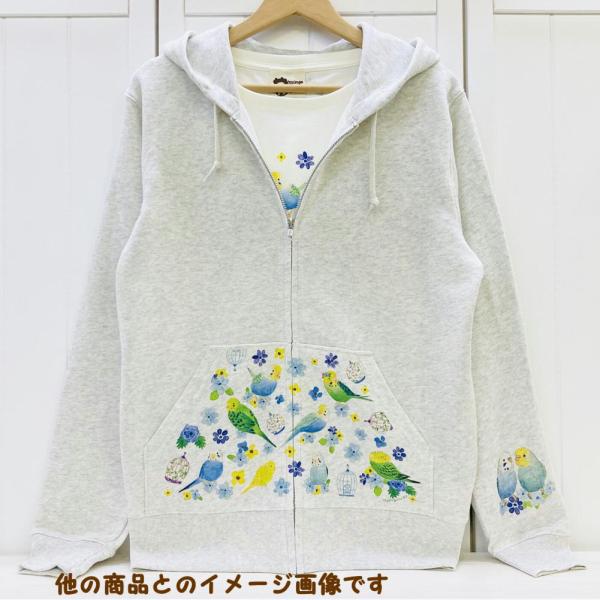 お花とセキセイインコちゃんが描かれたとってもかわいいジップパーカーです♪ポケット部分以外にもフードやお袖にもプリントが入っています♪フードや袖口にもプリントがあると肩や袖にとりさんがとまっているみたいですね♪いつでもセキセイインコちゃんと一...