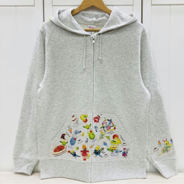 ポケット、フード、お袖にプリント入りジップパーカー♪ポケットプリントにはセキセイウエイトレスちゃんとセキセイバニーちゃん♪イチゴカフェにおいしくな〜れ?の魔法をかけてるセキセイちゃん♪パフェやナポリタンやカレーも美味しそう♪フードにもレトロ...