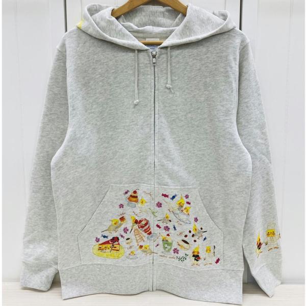 ポケット、フード、お袖にプリント入りジップパーカー♪ポケットにはソーダに入っていたり♪パンケーキを運んでいたり♪パフェにイチゴをのせていたり♪コーヒーのミルクもおかめちゃんのお顔☆お迎えはオカメシェフとウエイターくんがいます♪フードにもレト...