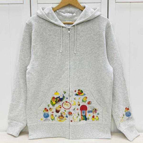ポケット、フード、お袖にプリント入りジップパーカー♪ポケットプリントにはお出迎えのコザクラちゃんやコザクラバニーちゃんがいます♪♪ソーダ水に入っていたりオムライスの上でお眠り♪色鮮やかなコザクラカフェです♪フードとお袖にはコザクラバニーちゃ...