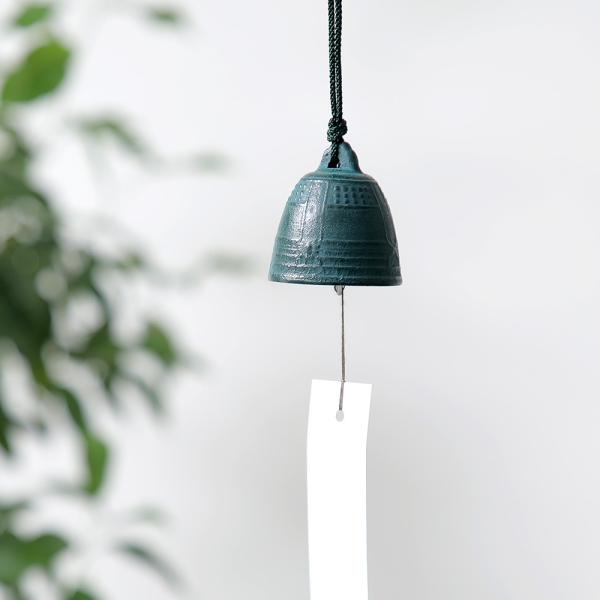お寺に吊るされている梵鐘（ぼんしょう）の模様が彫り込まれた釣鐘型で、日本的なデザインが海外の方へのプレゼントとしても人気です。深碧（しんぺき）とも呼べるような深い緑色をした装いは、重厚感のある落ち着いた印象で軒先に飾っても悪目立ちすることな...