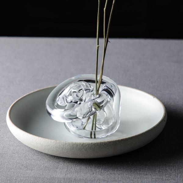 サイズ：(約)80x80x80mm重量:250g材質:ガラス生産国:日本（京都）関連キーワード:ガラス製 剣山 花留め 花止め 伊藤泰三 SUN GLASS STUDIO 日本製 made in japan 野花 切り花 ガラス おしゃれ ...