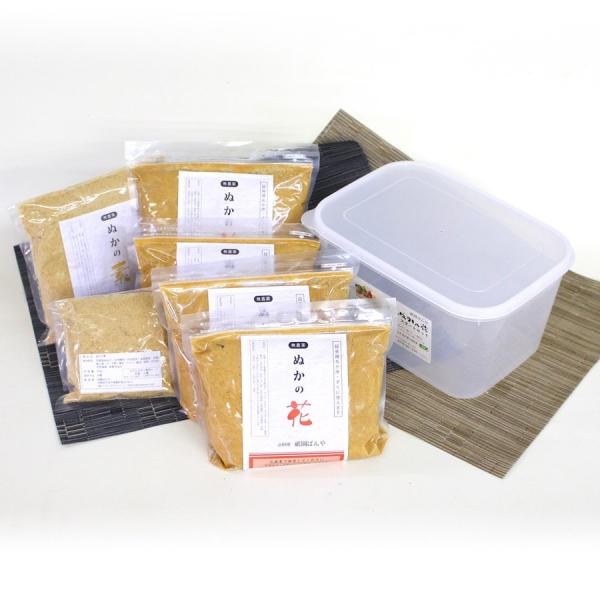 【商品名】ぬかの花スタートセット大+専用補充ぬか(5~6人用)【セット内容】ぬかの花(無農薬ぬか床)　900g×4ぬかの素（粉末タイプ補充ぬか）500g+200gプラスチック容器　260×190×148mm美味しいぬか漬けの作り方ハンドブッ...