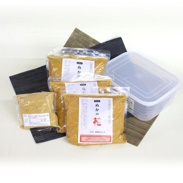 【商品名】ぬかの花スタートセット中(3~4人用)【セット内容】ぬかの花(無農薬ぬか床)　900g×3ぬかの素（粉末タイプ補充ぬか）200gプラスチック容器　260×188×100mm美味しいぬか漬けの作り方ハンドブック【原材料】有機JAS無...