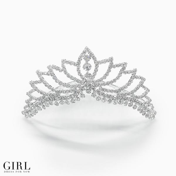 ■シルバー、ラインストーンが煌めくゴージャスなティアラ。小ぶりなので、派手すぎず使いやすいサイズになります。ウェディングはもちろん、パーティーや発表会、舞台などでも活躍の1点です。コームタイプになります。■サイズ全長（横幅）約11cmコーム...