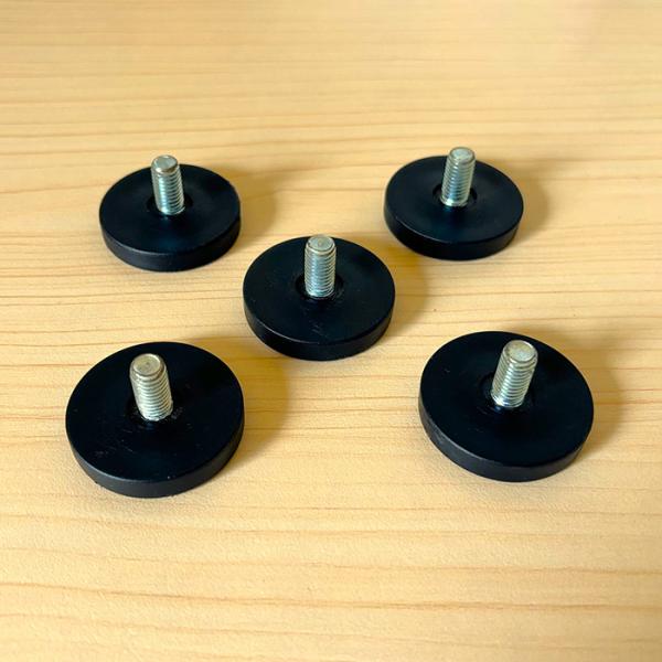 無駄のないソファ＆クッションでくつろぐソファ用ロータイプ脚■商品サイズ:直径4cm、ネジ部M8mm×5個・取り付け時座面高無駄のないソファ　23cmクッションでくつろぐソファ　21cm※床傷防止用フェルトシール付き■カラー:ブラック■材質:...