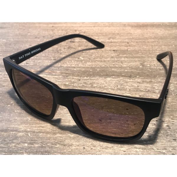 ■薄めのレンズカラー＋ミラーコート仕様で、一日中オールマイティに使えるモデルです。　■ケース付き　　　　　　【メーカーコメント：USAソルトレイクシティーのアイウエア専門ブランド Dang ShadesとLine Slackのコラボレーショ...