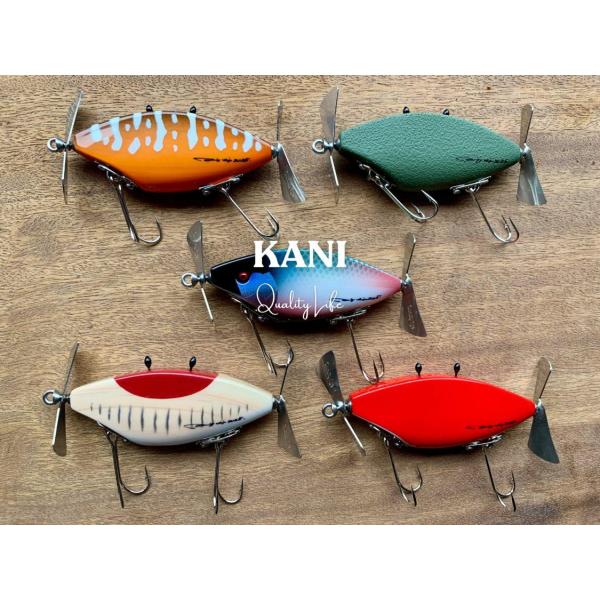 ■80mm　■約21g　■ウッド製　■made in Japan　　　カニを模したフラットサイドのダブルスイッシャーです。薄手で幅広のフラッピンペラはスローでも良く回ります。　　　【　メーカーコメント：非常にバランスが良く、リトリーブと首振...