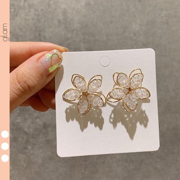 シンプルでエレガントなフラワーモチーフピアス 上品なデザイン