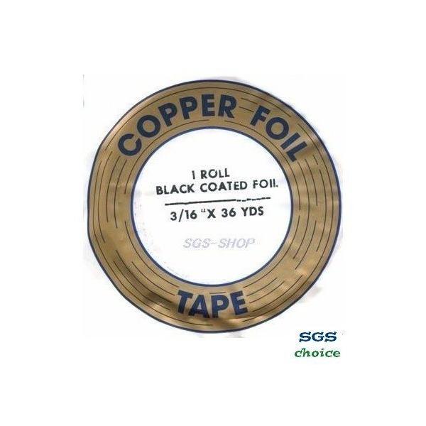 ステンドグラス 材料の定番品。裏糊が黒いブラックバックのコパーテープです。厚みが1.25”/1000ですので、ガラスがしっかりと巻けます。画像ではパッケージに薄くSGS-SHOPとありますが、当社撮影の画像を示すもので、お送りするものにはこ...