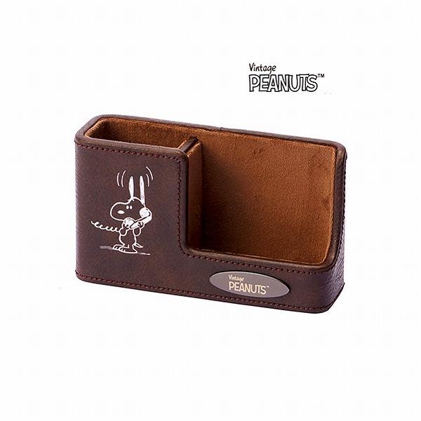 【在庫限り】残りわずかです！スマホと眼鏡を一緒に収納できます。★商品説明★[商品名] スヌーピー スマホ&amp;メガネスタンド[カラー] ブラウン[サイズ] H90×W160×D55ｍｍ[素　材] 合成皮革(PU)、ポリエステルベルベット...