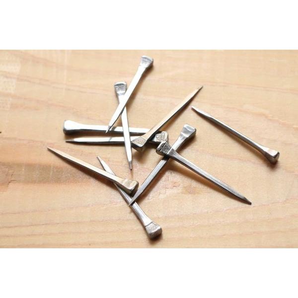 ホースネイル（馬の蹄鉄を止めるのに使う釘）ですが、ステンドグラスの組み込み時にケイムやガラスの固定に使用します。