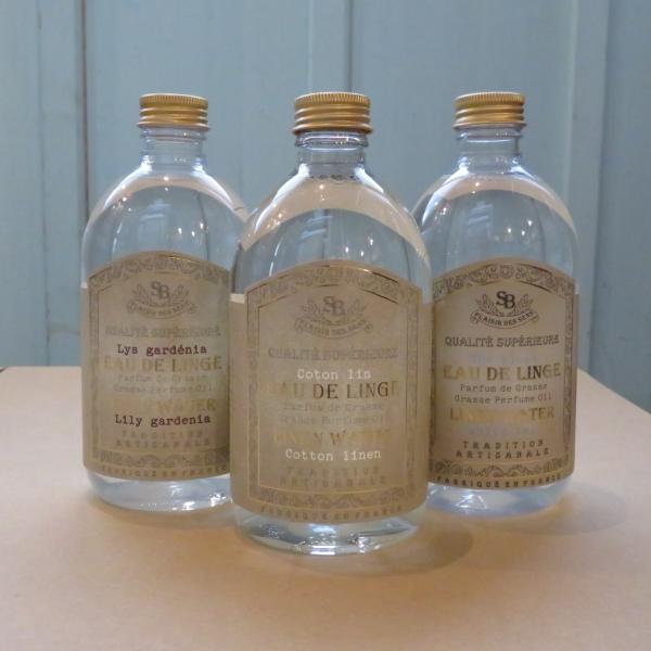 French classic　リネンウォーター500mlエッセンシャルオイルを抽出した後に残る、香りが凝縮された水です。 ヨーロッパでは昔からこの水をアイロンのステーム水としてや洗濯のすすぎの段階等で使い、衣料の香り付けに役立てていました。...