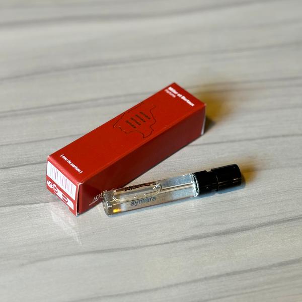 Miller et Bertaux■アイマラ南アメリカ・ボリビア、アンデス地域の高地に住む先住民族「アイマラ」。その土地に根差し、独自の宗教観をもつ先住民との出会いから生まれた香りです。スペイン語で「聖なる木」と呼ばれるPalo Santo...