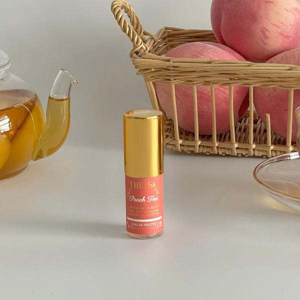 Senteur et BeauteTHE theザ・ティープティトワレ持ち運びしやすい可愛らしいサイズのオードトワレ。ポーチやバッグにすっとしのばせて、お出かけ先でも、オフィスでも、いつでもどこでもピーチティーのジューシーでやわらかな香りを...