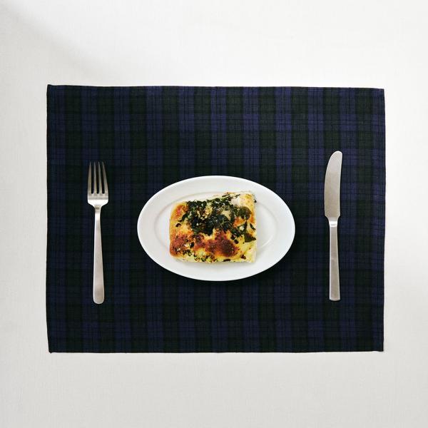 リネンプレイスマットランチや朝食に気軽につかえるプレイスマット。汚れたらさっとお洗濯。その日の気分で色柄を使い分けて。LINEN PLACE MATsize: W 35 × L 45 cm linen 100% (普通地) made in ...