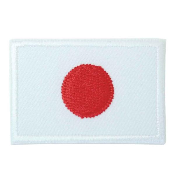 商品名 日の丸 日本国旗 flag 国旗 日章旗 Mサイズ JAPAN アイロン ワッペンファッションアイテムのリメイクに人気の国旗ワッペン♪ワッペン取り付け方 接着する位置に正しく置いて、当て布をのせ、アイロンが直接生地にあたらないように...