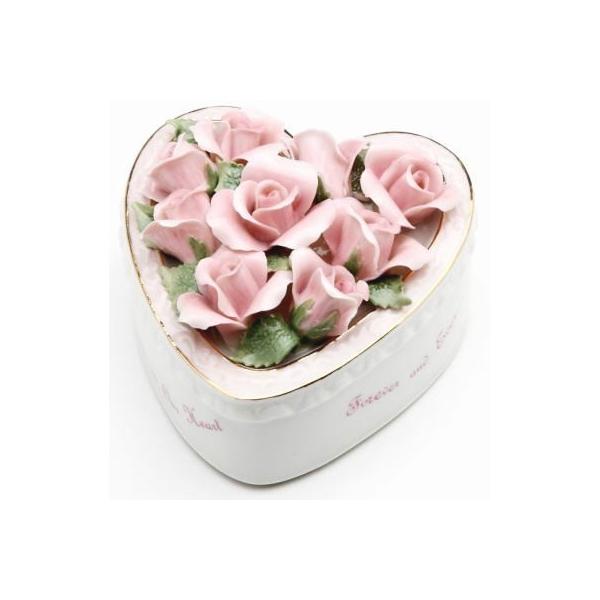 "Mom, Your love blooms in our hearts forever and ever...."上記のゴールド色の文字がハートの側面に明記されている、大切なお母様へのプレゼントに最適な、ハート型のオルゴールです♪ハートボ...