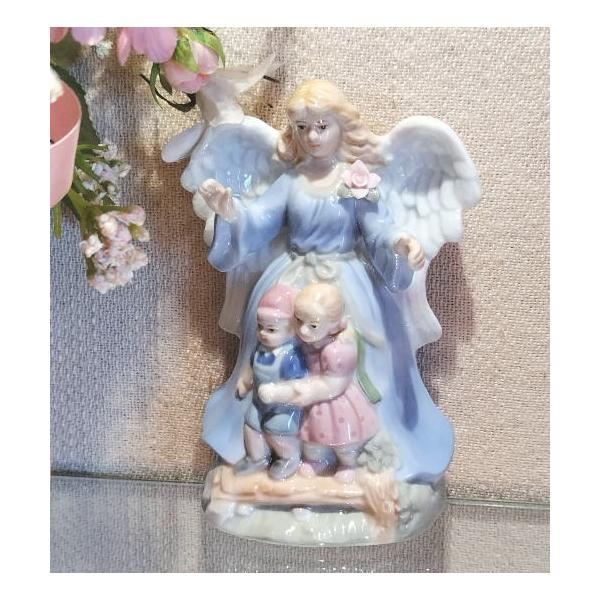 ガーディアンエンジェルと子供達のナイトライトは、コンセントに差し込むタイプのプラグイン式の間接照明です！可愛らしい子供達と、背後でそっと見守る優しげな天使の姿がエンボス加工されています♪ライト部分を外して、置物として飾られる事も可能です。※...