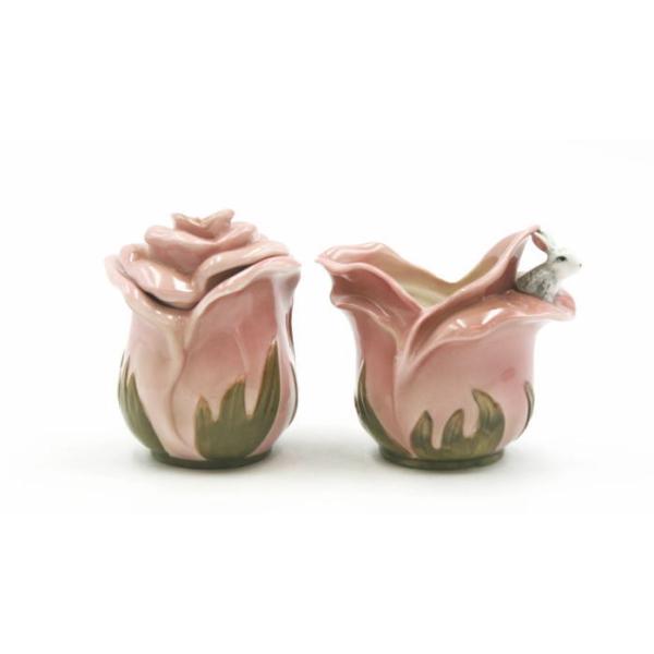 ローズを模ったシュガー＆クリーマーセットです！クリーマーの注ぎ口から、ヒョコッと顔を出すウサギの姿が可愛らしいです♪ロージーラビットのティーポットとお揃いにされると、さらに素敵です。サイズ：クリーマー： 高さ８．６X横幅９．８X奥行７シュガ...