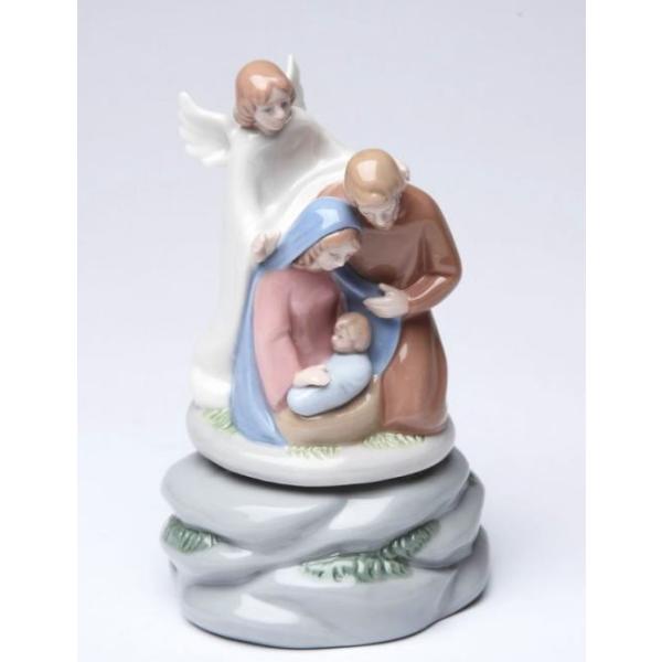 お包みにくるまれたベビージーザスを膝に抱くマリアと寄り添うヨセフと背後で見守る天使のポーセリン製のオルゴールです♪オルゴールの音色に合わせて、土台の上のホーリーファミリー達が回ります。サイズ(cm)：　　高さ１６X横幅１４材質：　ポーセリン...