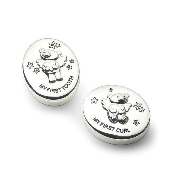 "My First Tooth" 「私の初めての歯」"My First Curl" 「私の初めての髪」赤ちゃんやペットの乳歯や初毛などを、大切に保管出来るKeepsakeボックスです！蓋の上にはエンボス加工された星と、テディベアのエンジェル...