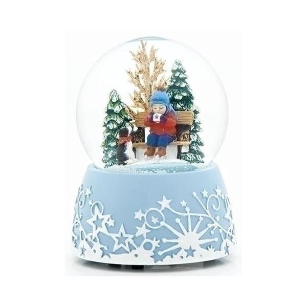 スケート靴を履きホットチョコレートを飲むベンチに座った可愛らしい子供の、オルゴール付きスノードームです♪雪景色の中、子供のかたわらにはワンちゃんもいます。サイズ(cm)：　高さ１５．３X直径１０材質：　レジン、ガラスオルゴール曲：　Jing...