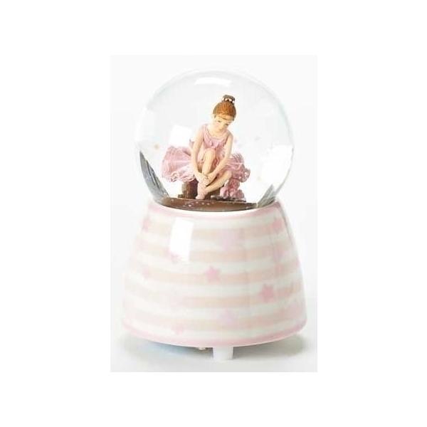 トウシューズの紐を直す可愛らしいバレリーナのオルゴール付きグリッタードームです♪土台は、ピンクのストライプに星の模様も入っています。サイズ(cm)：　高さ１１X直径９材質：　レジン、ガラスオルゴール曲： Fur Elise