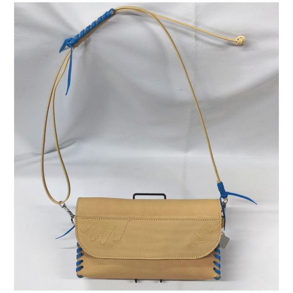 ★野球グローブの残り革を利用して、店内の工房で手作りで！グローブの素材と加工技術をふんだんに使って一つ一つ作っています。★ステッチがアクセントになっています。本体の正面はウェブの型抜き跡とグローブの形をモチーフにしたものを、後ろは桜の花びら...