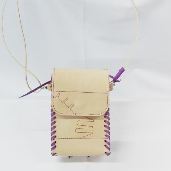 ★野球グローブの残り革を利用して、店内の工房で手作りで！グローブの素材と加工技術をふんだんに使って一つ一つ作っています。★シンプルなデザインで、長く愛用していただけます★ステッチがアクセントになっています。本体の正面はウェブの型抜き跡とグロ...