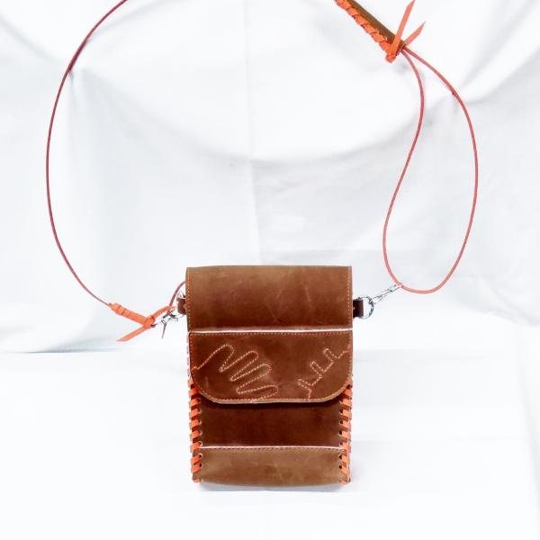 ★野球グローブの残り革を利用して、店内の工房で手作りで！グローブの素材と加工技術をふんだんに使って一つ一つ作っています。★シンプルなデザインで、長く愛用していただけます★ステッチがアクセントになっています。本体の正面はウェブの型抜き跡とグロ...