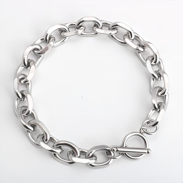 マンテルデザインの留め具がアクセントの、存在感のあるチェーンブレスレットです。４種類のサイズからお選びいただけます。素材 ステンレスカラー シルバーチェーン幅 8mm