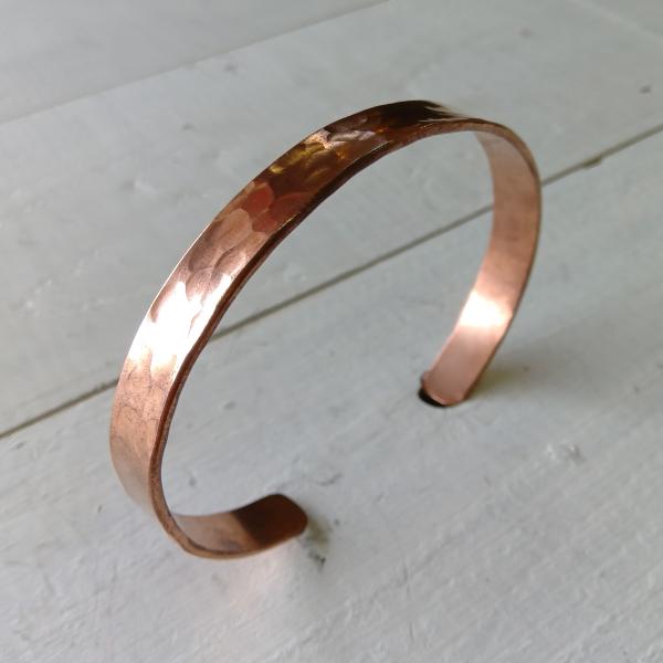 素朴で美しい「バングル ブレスレット コッパ―」このハンドメイドのバングルは、ネパールの熟練職人によって作られた銅製のブレスレットです。槌目の美しい模様が施され、温かみのあるコッパーの輝きが手元を引き立て、アジアンエスニックな雰囲気を醸し出...