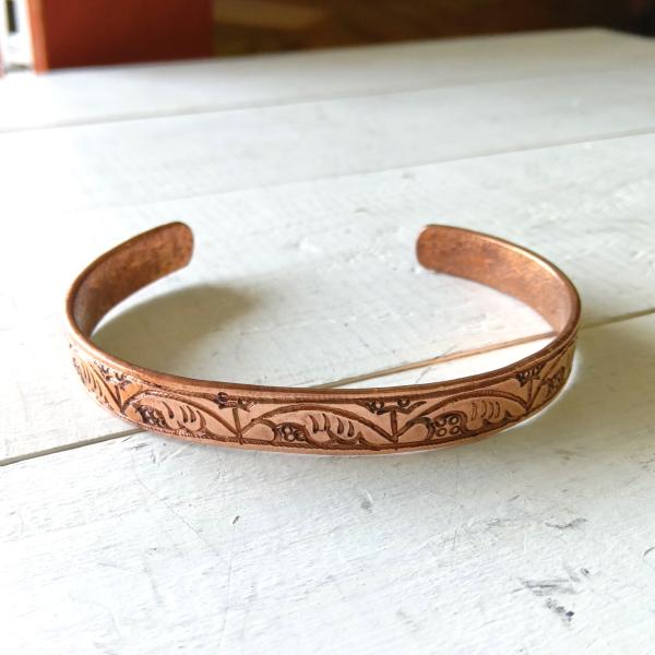 素朴で美しい「バングル ブレスレット コッパ―」銅で出来たネパール製バングルです。美しいカービングが施されたコッパーの輝きは、手元をスタイリッシュに引き立て、アジアンエスニックな雰囲気を漂わせます！普段のコーディネートに加えれば、特別な日の...