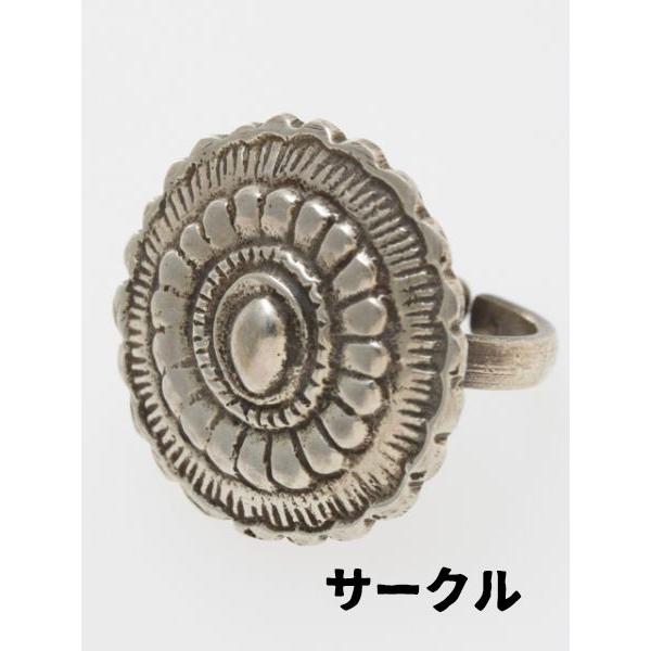 ネパール製の重厚感のあるメタル素材が魅力のネイティブモチーフリングです。伝統的なネイティブデザインが魅力です。嬉しいフリーサイズ。サイズ フリーサイズ生産国 ネパール素材 メタル  メール便￥２９０（全国一律）で発送いたします。代引、日時指...