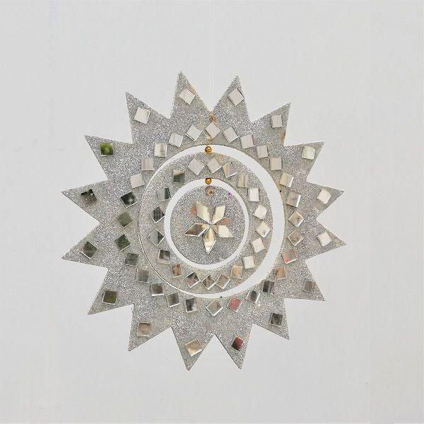 バリで作られたシルバーカラーミラーオーナメントです。木にカラフルな色を塗り、四角いダイヤ形の鏡（ミラー）が貼り付けてあります。風や手回しで立体的にくるくる回ります。サンキャッチャーとして、玄関や窓際に、パーティーの飾りなどに。そのまま壁飾り...