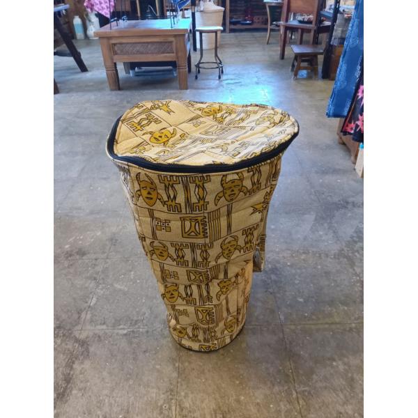 ジャンベケースアフリカンテイストのユニークな柄が特徴のジャンベケースです。長さ調節可能なショルダーストラップが付いているため、肩にかけたり、背負ったりして両手を空けることができます。外部にはアフリカンテイストの柄がプリントされた布地を使用。...