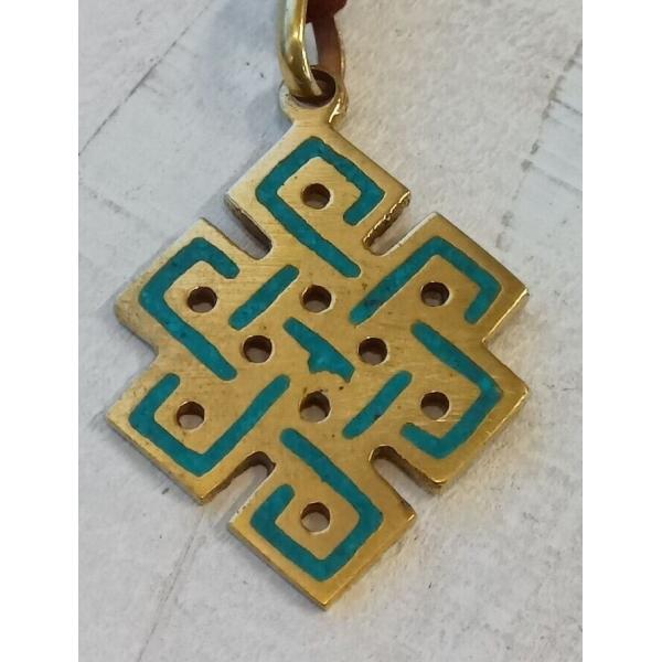 ネパールで作られた真鍮製の美しいエンドレスノットのペンダントです。ネパールやチベットの仏教文化において、このシンボルは吉祥の結び目として古くから尊ばれています。この幾何学的な結び目には、始まりも終わりもないことから、無限の知恵と慈悲、そして...