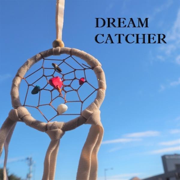 悪夢は網目でさえぎられ、良い夢だけが入るいう魔除けのお守り、ドリームキャッチャーです。小ぶりで可愛い、輪っか二つのドリームキャッチャーです。コンパクトなサイズで車に掛けるのにちょうどよいサイズです。■サイズ：全長約 20cm　リング6.5c...