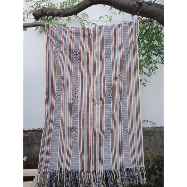 インドネシア、スンバ島で作られた絣布（イカット、ikat）です。元々は男性用の腰布または肩掛け布として使われていましたが、イカットの持つデザイン性から、インテリアタペストリーとして親しまれています。織る前の糸の段階で染色し、手作業で丁寧に織...