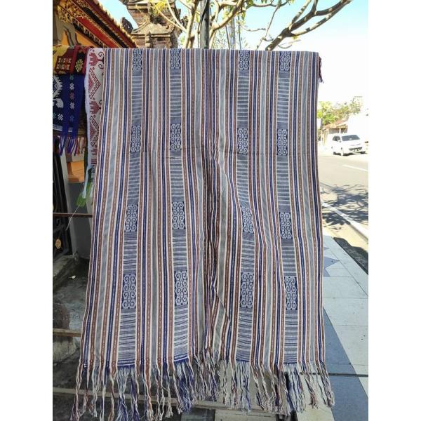 インドネシア、スンバ島で作られた絣布（イカット、ikat）です。元々は男性用の腰布または肩掛け布として使われていましたが、イカットの持つデザイン性から、インテリアタペストリーとして親しまれています。織る前の糸の段階で染色し、手織りで丁寧に織...