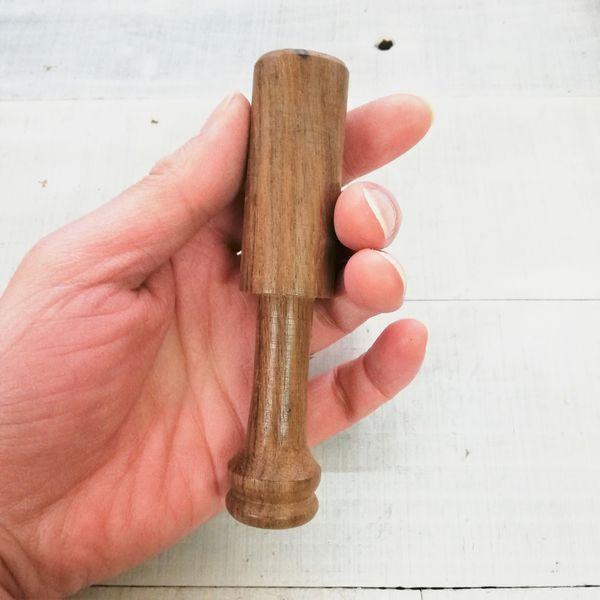 紫檀でできたマレットです。硬質な木材で、鳴らすと品のある鮮やかな周波数の倍音が響きます。気持ちの切り替えにおすすめの音色のウッドマレットです。サイズ　φ2.5cm　長さ12.5cm　約50グラム生産国インド素材綿100%  ◆こちらの商品は...