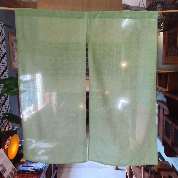 太陽の光を美しく取り込む、インド綿イタワ織りののれんです。光にかざすと、手織りならではの素朴でざっくりとした風合いと、光がやわらかく差し込む「透け感」が楽しめます。様々なシーンでお使いいただけます。1. 窓辺にかけて、光と風を感じる日差しが...